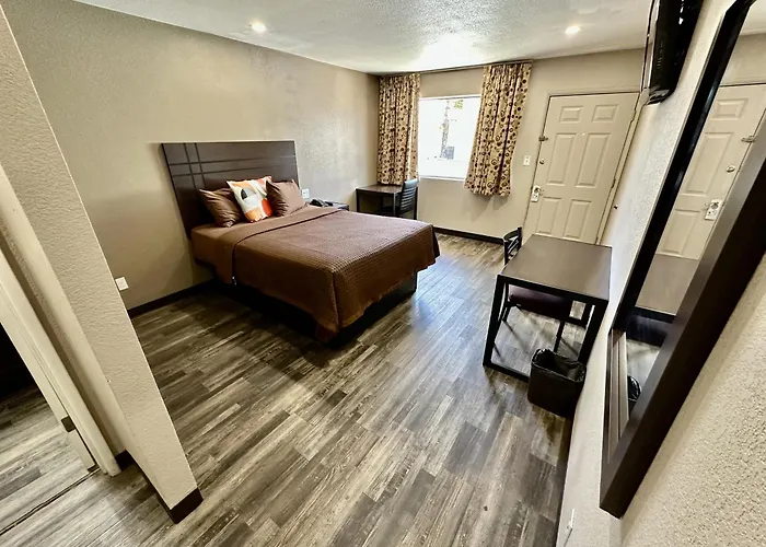 West Nau - Downtown Motel 2*
