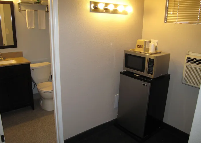 West Nau - Downtown Motel 2*