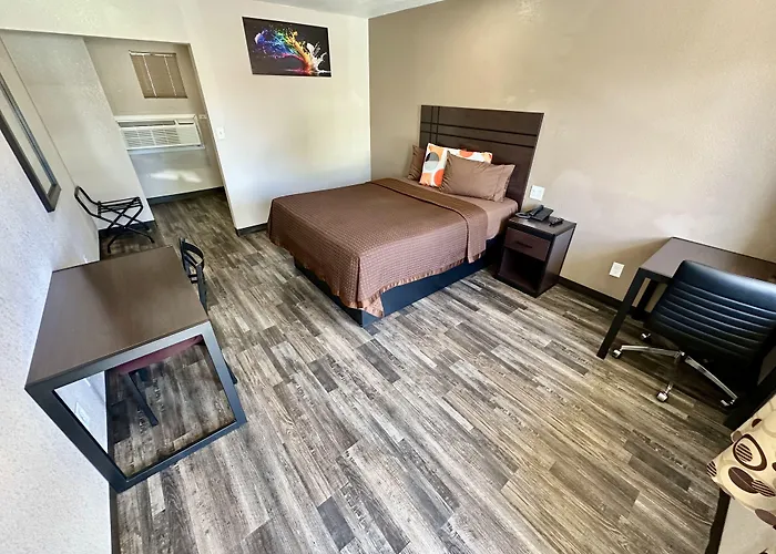 West Nau - Downtown Motel 2*